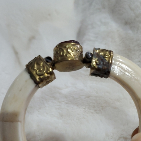 Vintage Mediterranean Gold and Cream Bracelet - Picture 4 of 9